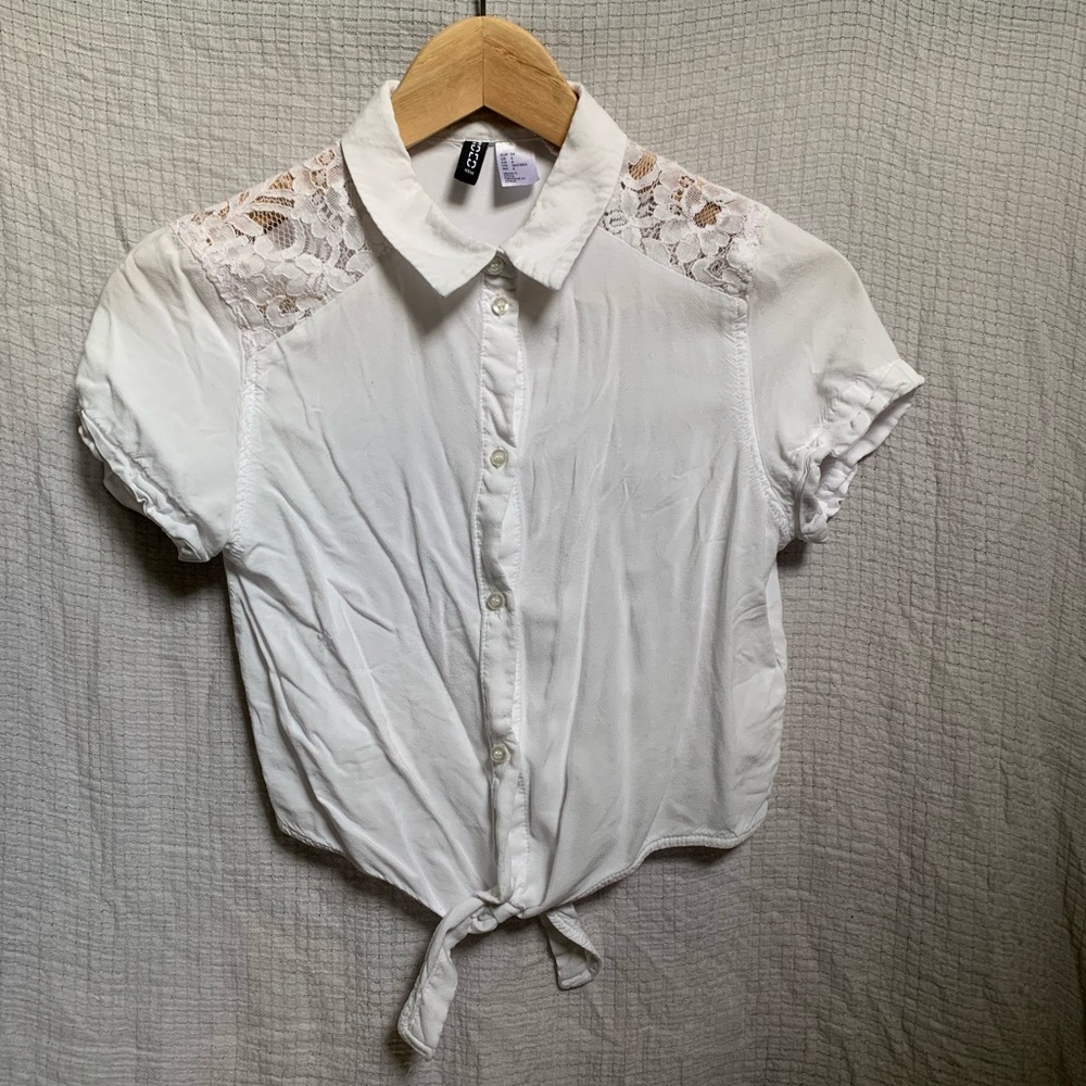 H&M White Cropped Button-up w/lace